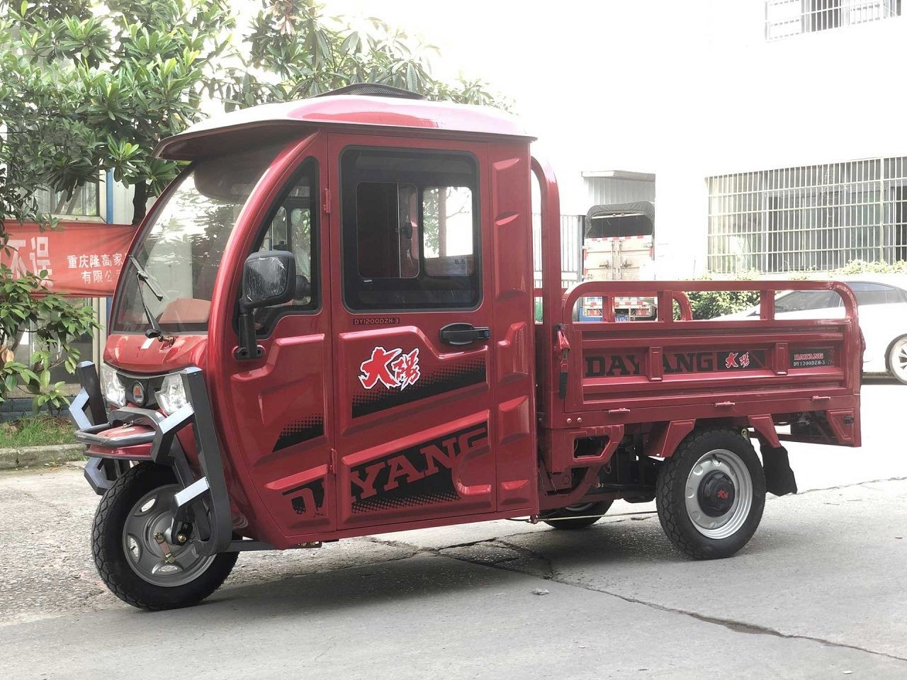 Small van Electric tricycle with closed cab